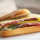 Sandwich aux lamelles de courgettes et à la coppa