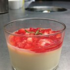Panacotta chocolat blanc et fraises à la verveine