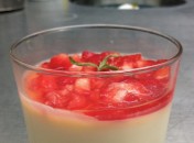Panacotta chocolat blanc et fraises à la verveine Pana cotta au chocolat blanc, fraises à la verveine