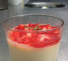 Panacotta chocolat blanc et fraises à la verveine