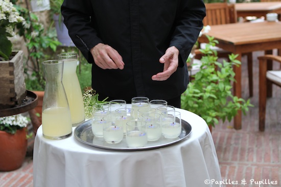 Boisson au sirop de fleurs de bourrache