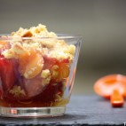 Salade de fraises et melon, faux crumble de sablés Bretons