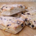 Petits pains aux pépites de chocolat et aux écorces d’oranges confites