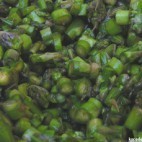Concassée d’asperges vertes crues aux noisettes