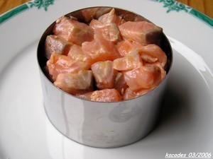 Tartare de saumon, coleslaw et pignons de pins