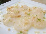 Carpaccio de Saint Jacques aux noisettes concassées