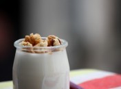 Yaourts au sirop d'agave et aux miettes de noisettes Yaourts au sirop d’agave et aux miettes de noisettes