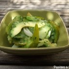 Salade toute verte aux tomates Green Zebra et à l’avocat