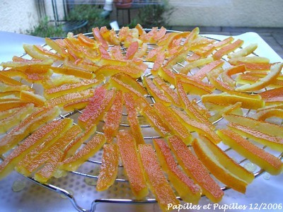 http://www.papillesetpupilles.fr/2006/12/zestes-doranges-confits-orangettes.html