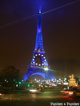 Tour Eiffel illuminée en bleue - Paris