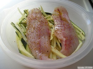 Filets de maigre (poisson) aux graines de moutarde et spaghettis de courgette Filets de maigre (poisson) aux graines de moutarde et spaghettis de courgette