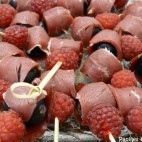 Brochettes de raisins, magret séché et framboises