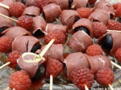 Brochettes de raisins, magret séché et framboises Brochettes de raisins, magret séché et framboises