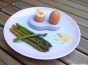 3405ee0ff00e4a87e9e01154d98ee46b Plateau télé : Oeufs coques, asperges et Parmesan – KesKeCé