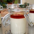 Panacotta à l’amande amère et au sirop de figues