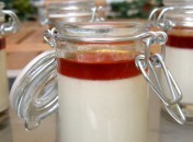 Panacotta à l’amande amère et au sirop de figues Panacotta à l’amande amère et au sirop de figues