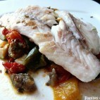 Filets de maigre aux légumes confits, fenouil et huile de cumbava