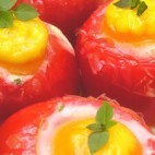 Oeufs cocotte en nids de tomate