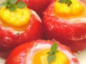 Oeufs cocotte en nids de tomate