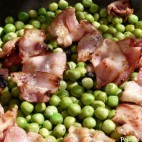 Petits pois au beurre et bacon croustillant façon Jamie Oliver