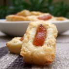 Financiers au gruyère Suisse, noisettes et abricots secs