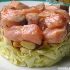 Tartare de saumon, coleslaw et pignons de pins