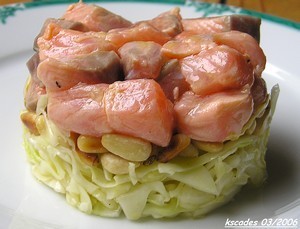 Tartare de saumon, coleslaw et pignons de pins