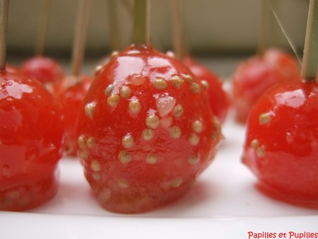 Sucettes de tomates au caramel et aux graines de moutarde ou tomates cerise damour sucettes de tomates au caramel