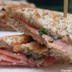 Croque Monsieur jambon de Parme, Parmesan, basilic