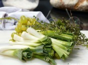 Blancs de poireaux aux raisins et au thym du jardin – Alain Passard Blancs de poireaux aux raisins et au thym du jardin – Alain Passard