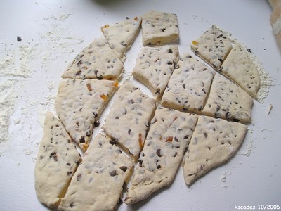 Petits pains aux pépites de chocolat et aux écorces doranges confites Petits pains aux pépites de chocolat et aux écorces d'oranges confites