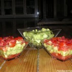 Millefeuilles de tomates, pommes et avocats