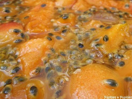 Abricots et fruits de la passion après macération dans le sucre