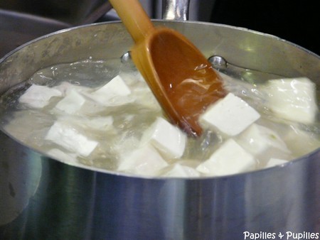 Tofu dans une casserole d