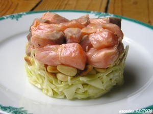 Tartare de saumon, coleslaw et pignons de pins