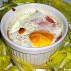 Oeuf cocotte sur lit de pissenlit