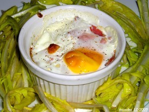 Oeuf cocotte au jambon sur lit de pissenlits