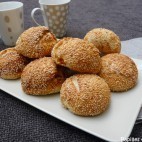 Petits pains au sésame et aux abricots secs