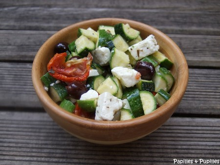 Salade de courgettes, feta, tomates confites et olives noires