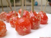 Sucettes de tomates au caramel et aux graines de moutarde ou tomates cerise d’amour