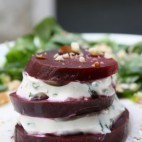 Millefeuille de betterave au fromage de chèvre et à la ciboulette