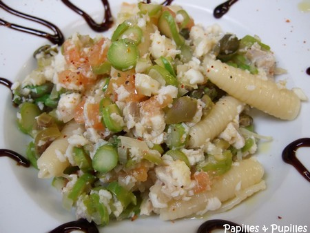 wok de pâtes aux asperges vertes et au cabillaud