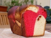 Pain marbré aux fraises séchées