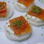 Toasts japonisants au saumon fumé et à la chantilly de wasabi