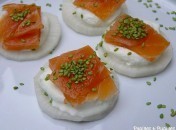 Toasts japonisants au saumon fumé et à la chantilly de wasabi