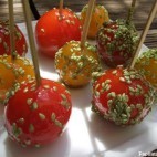Sucettes de tomates cerises au caramel, graines de sésame au wasabi