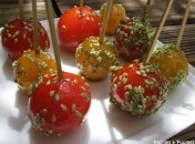 98d613f712f589265189f8babbb12696 Sucettes de tomates cerises au caramel, graines de sésame au wasabi