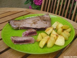Steak de thon mi cuit et country potatoes