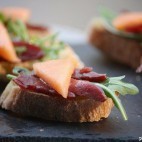 Bruschetta de magret séché, roquette et melon