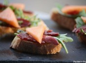Bruschetta de magret séché, roquette et melon Bruschetta de magret séché, roquette et melon